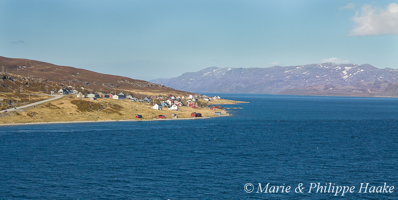 Finnmark 1237.jpg - Village au bord du Porsangerfjord (Norvège, juin 2012)